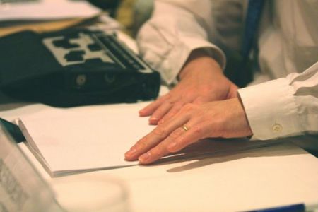 Στον κώδικα μπράιγ θα προσαρμοστούν όλα τα σχολικά βιβλία