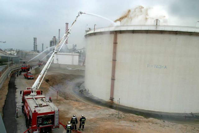 Major fire breaks out at a refinery reservoir in Aspropyrgos
