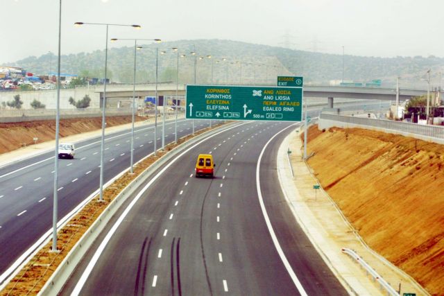 Car explodes on Attiki Odos motorway on Monday morning