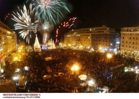 Φαντασμαγορική Πρωτοχρονιά με «βροχή» από πυροτεχνήματα στη Θεσσαλονίκη