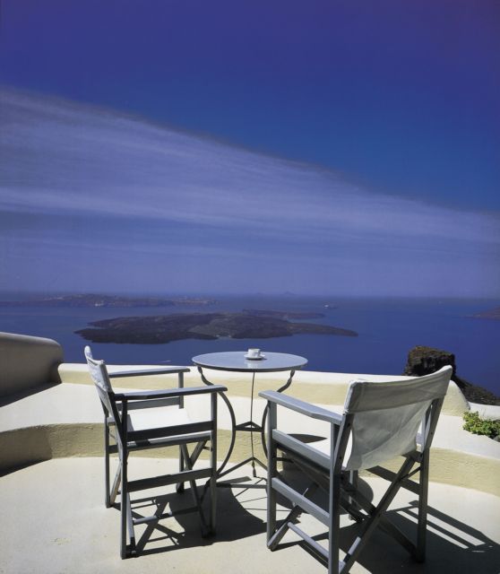 Άρπαξαν ξενοδοχείο €8 εκατ. στη Σαντορίνη για «χρέος» €19.000