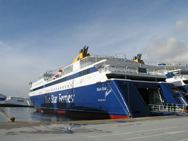 Πρόσκρουση του «Blue Star Naxos» στο λιμάνι της Τήνου