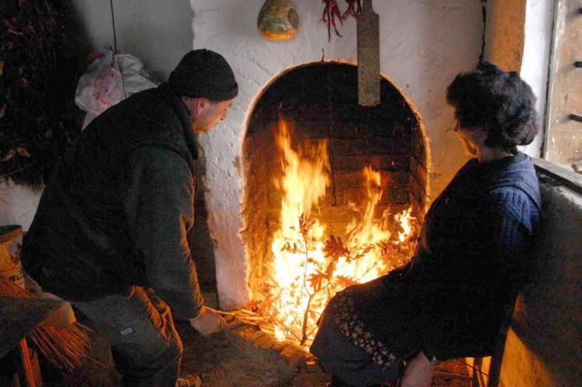 To τζάκι «ξυπνά μέσα μας τον άνθρωπο των σπηλαίων»