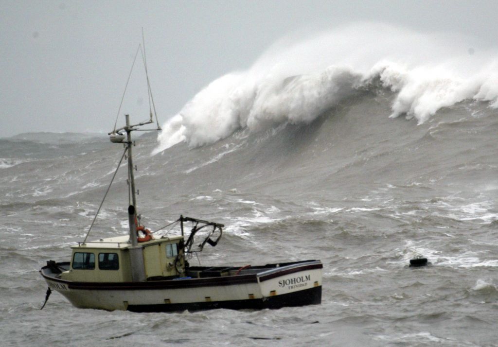 Ακυβέρνητο πλοίο με εννέα επιβαίνοντες ανοιχτά της Ανδρου