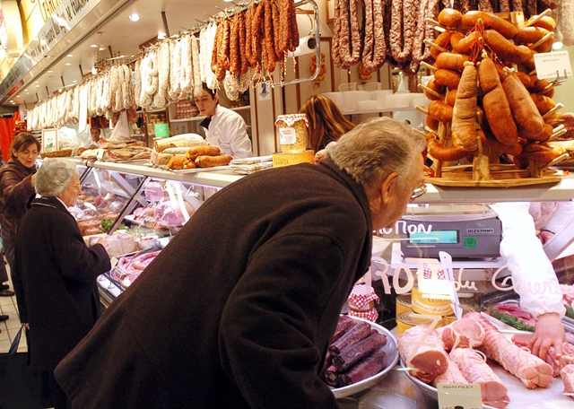 Να φορολογηθεί η βενζίνη ή το κρέας;