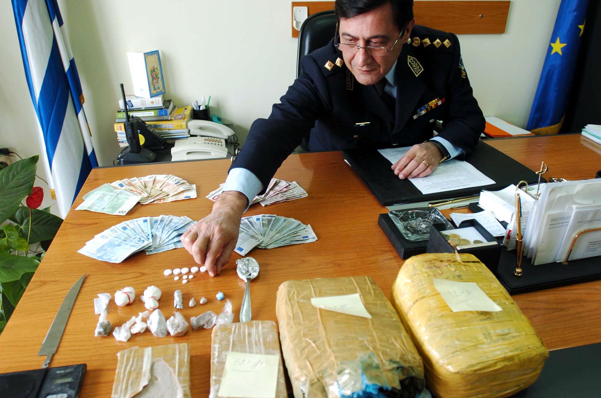 Την εμπλοκή αστυνομικών στο μεγάλο κύκλωμα διακίνησης ναρκωτικών και λαθρομεταναστών ερεύνησε η ΕΛΑΣ