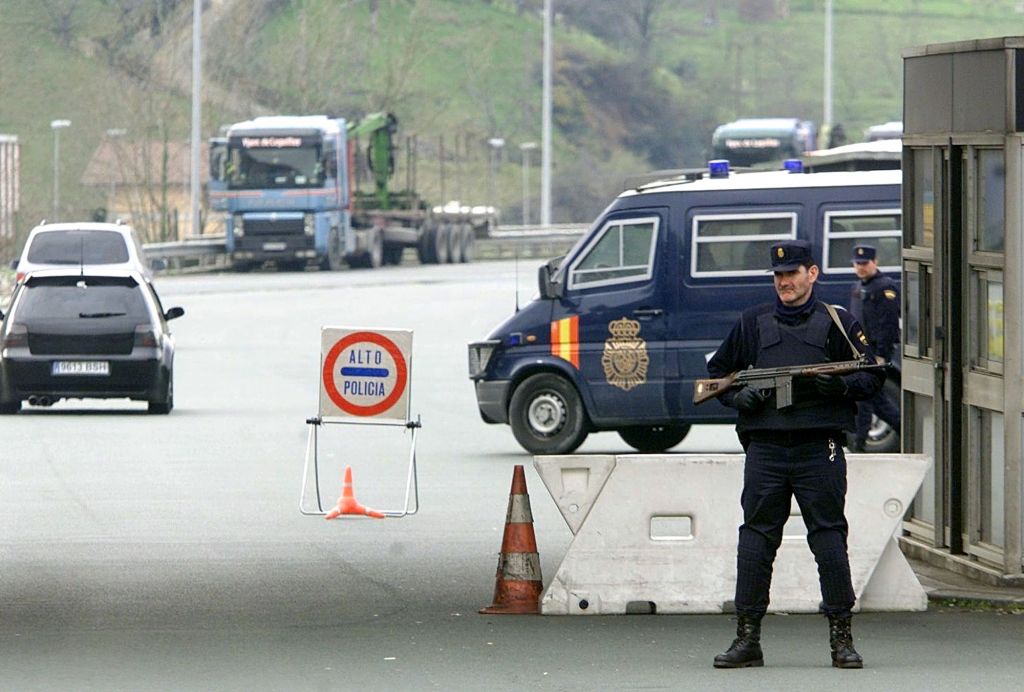 Πυρά κατά αστυνομικών στη Μασσαλία, την οποία επισκέπτεται ο Βαλς