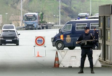 Πυρά κατά αστυνομικών στη Μασσαλία, την οποία επισκέπτεται ο Βαλς