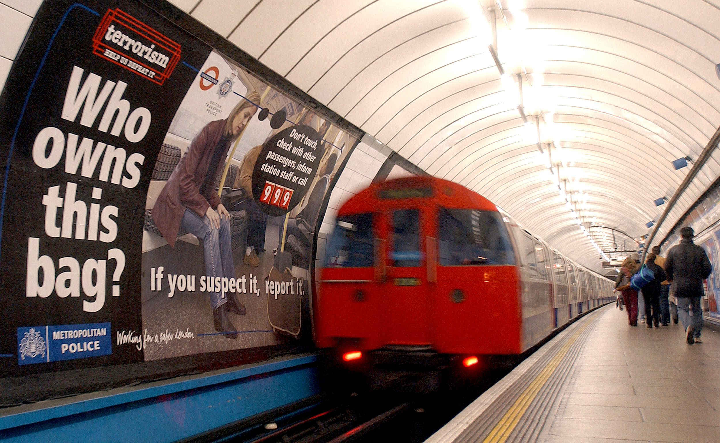 Λονδίνο: Φωτιά σε συρμό του μετρό