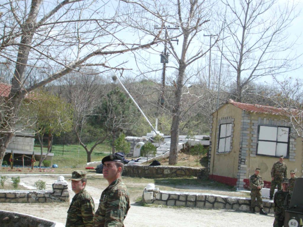 Καμμένος: Επαναφέρει τα «εκτός έδρας» στους στρατιωτικούς