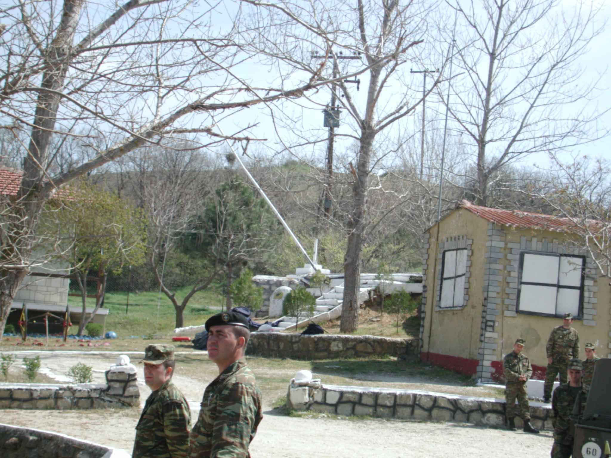 Καμμένος: Επαναφέρει τα «εκτός έδρας» στους στρατιωτικούς