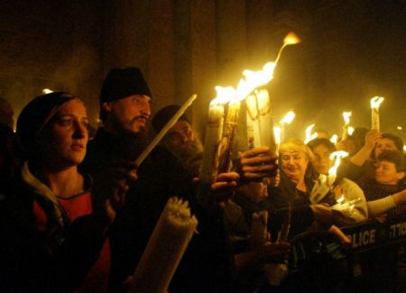 Διαστάσεις εντός συγκυβέρνησης παίρνει το θέμα με το Άγιο Φως