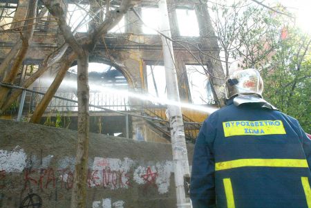 Απεγκλωβισμός τεσσάρων ενοίκων πολυκατοικίας στον Πειραιά