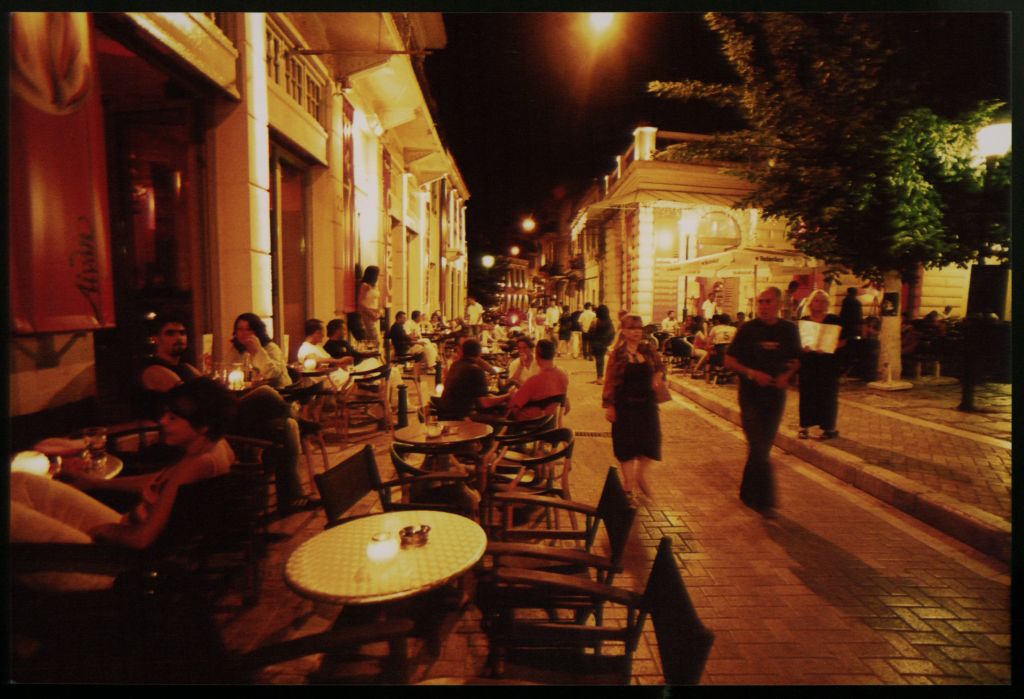 FT: Οι Ελληνες ζουν σαν τις τελευταίες ημέρες… της Πομπηίας