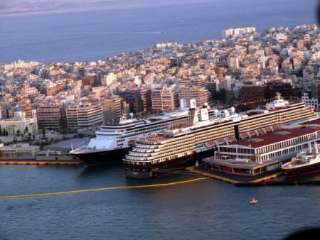 SYRIZA MPs react to privatization of Piraeus Port Authority