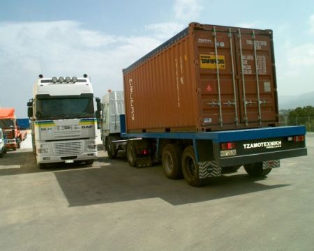 Ανατροπή νταλίκας στην Αθηνών – Θεσσαλονίκης