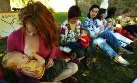 Αποδεκτή η ανάρτηση φωτογραφιών θηλασμού από το Facebook