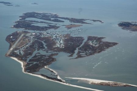 «Μην ανησυχείτε για την άνοδο της στάθμης» λέει ο Τραμπ σε νησί που βυθίζεται