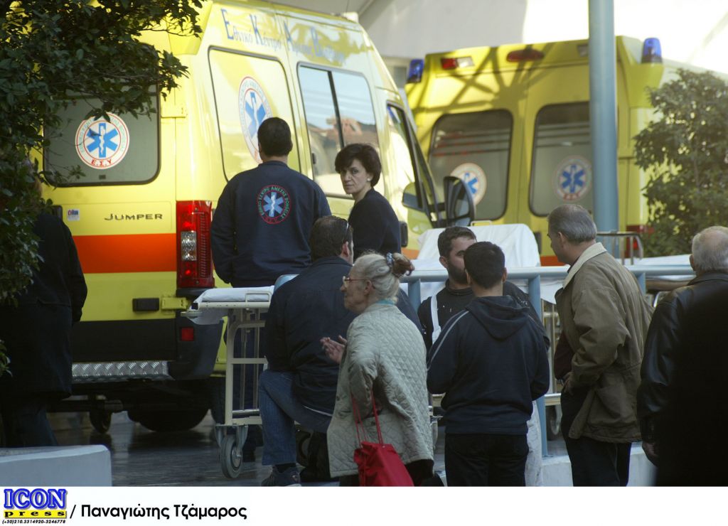 Σύγκρουση ταξί-ασθενοφόρου στους Αμπελόκηπους με 4 τραυματίες