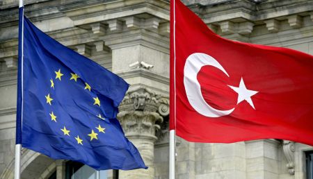 FAZ: Η Τουρκία να αναλάβει πρωτοβουλία για να ξεπεραστεί η κρίση με τη Γερμανία