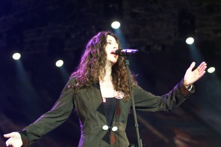 Η Ελευθερία Αρβανιτάκη ερμηνεύει μελοποιημένη ποίηση στη Δήλο