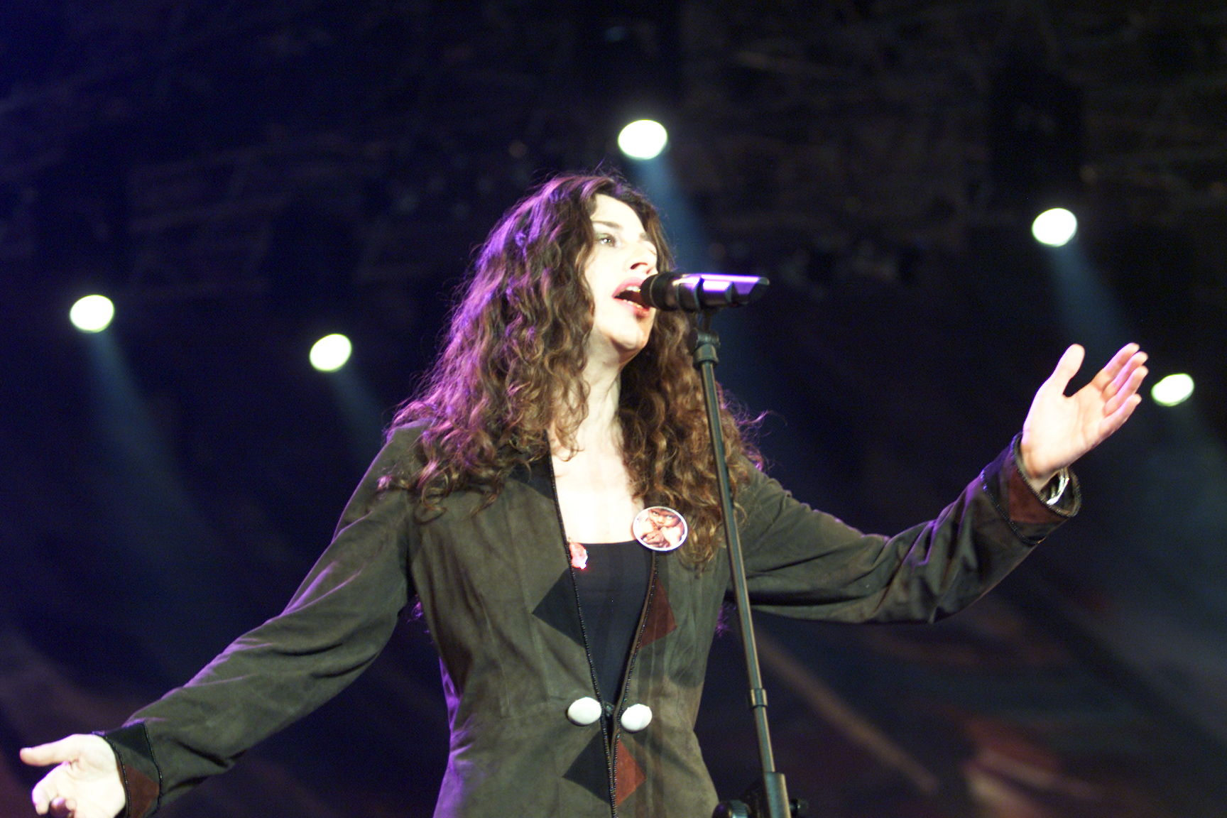 Η Ελευθερία Αρβανιτάκη ερμηνεύει μελοποιημένη ποίηση στη Δήλο