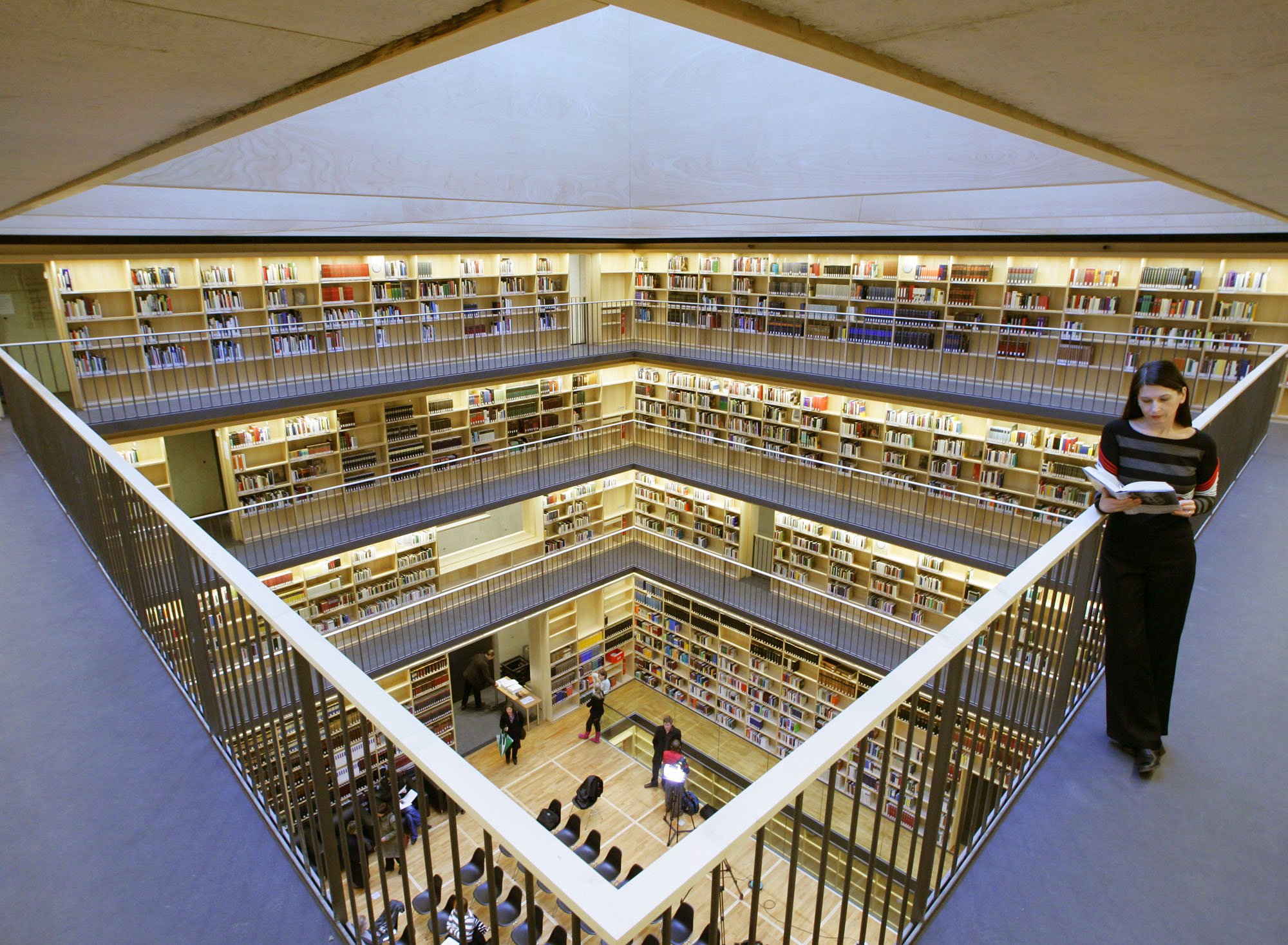 Βιβλιοθήκη χωρίς βιβλία: O tempora, o mores!