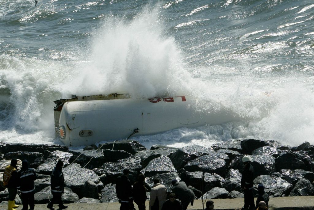 Στη Σύμη η «Ευρυδίκη»: Αυτοκίνητα στη θάλασσα, έρευνες για εγκλωβισμένους (video)