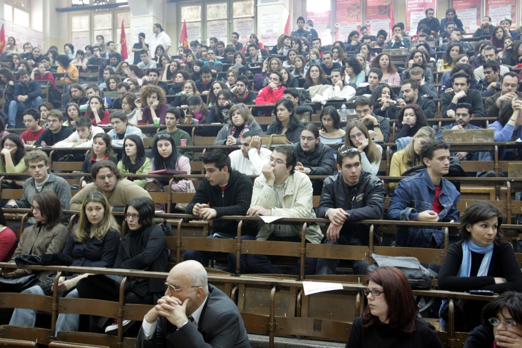 Διαμαρτυρία για τη συγχώνευση Τμημάτων Φιλολογίας