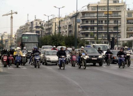 Οι μοτοσικλέτες που κινούνται ανάμεσα στις λωρίδες φταίνε σε ατύχημα