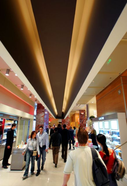 Ανοδος σε τζίρο και επισκέψεις για τα εμπορικά κέντρα