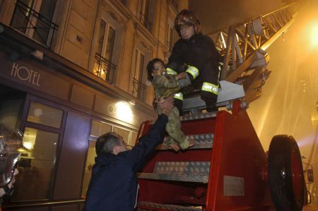 Παρίσι: Πυρκαγιά σε κτίριο – Τουλάχιστον 19 τραυματίες