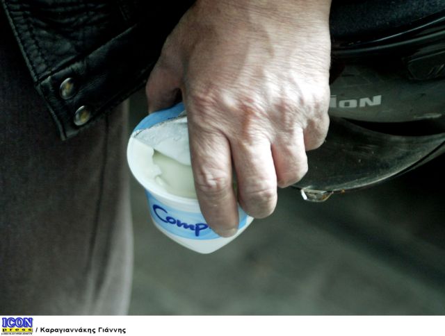 Volos: IKA employee assaults director with yoghurt