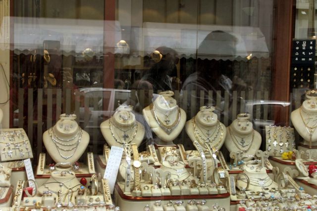 Χειροπέδες στους διαρρήκτες κοσμηματοπωλείων της Αττικής