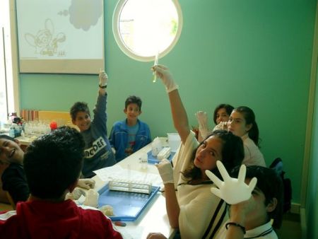 «Μαγική χημεία» για μικρούς επιστήμονες