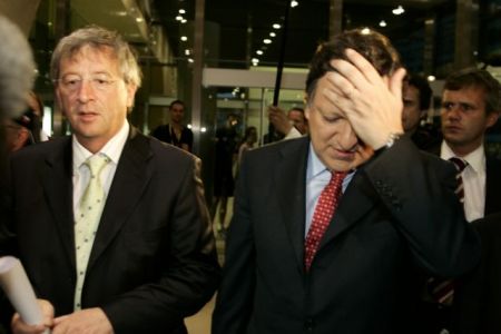 Γιούνκερ σε Μπαρόζο: «Όχι, όχι σε αυτή την τράπεζα»