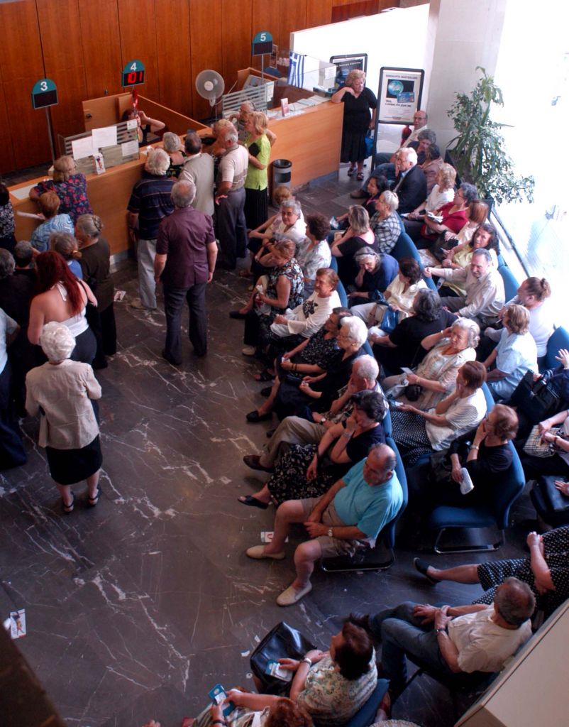 Ουρές συνταξιούχων έξω από τις τράπεζες για τις συντάξεις τους