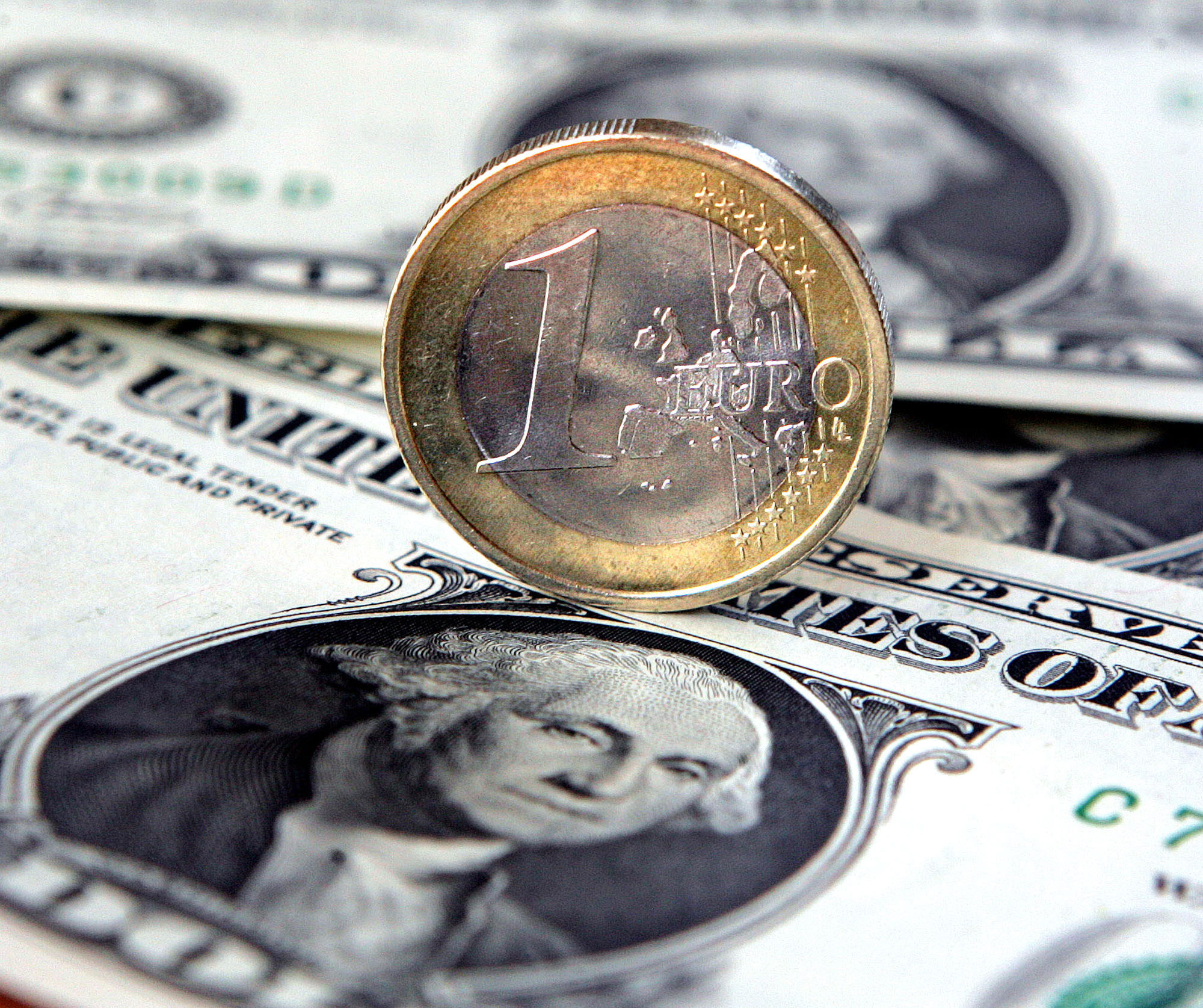 Στα χαμηλά επίπεδα διετίας η ισοτιμία ευρώ – δολαρίου