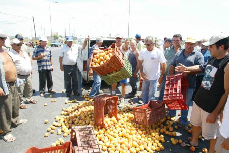 Αποχώρησαν οι ροδακινοπαραγωγοί από τον κόμβο της Κουλούρας