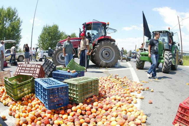 Peach farmers demand an audience with Prime Minister Samaras