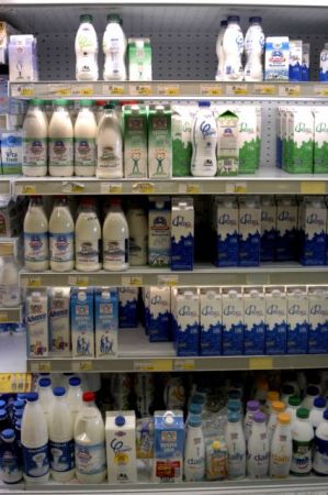 Καταρρέουν και οι πωλήσεις γάλακτος