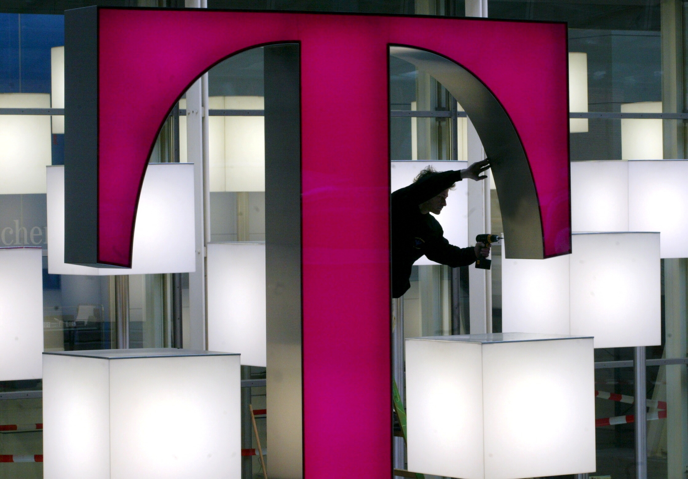 Deutsche Telekom: Ζημιές 752 εκατ. ευρώ στο δ΄τρίμηνο 2013