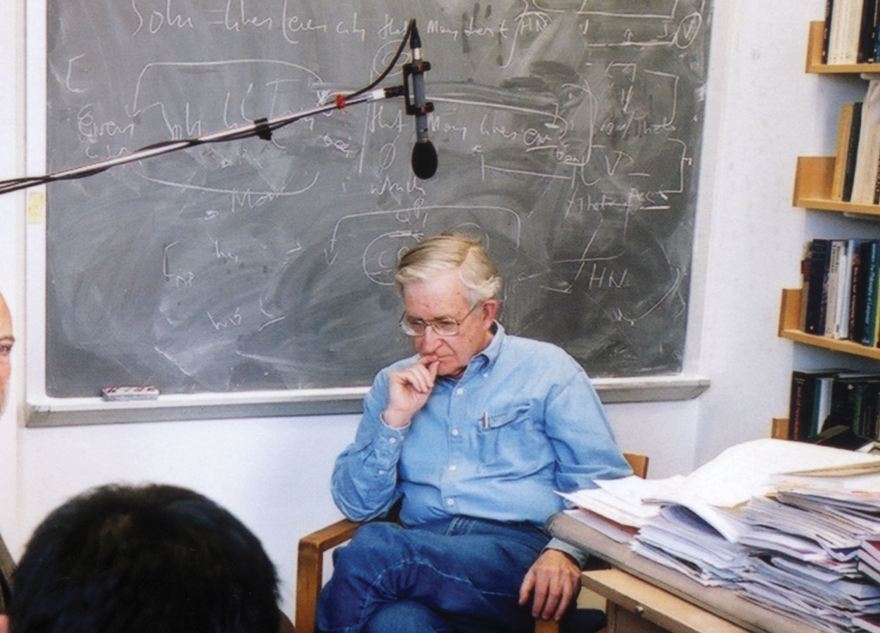 Νόαμ Τσόμσκι: «Η ηγεμονία των ΗΠΑ φθίνει μαζί με την οικονομική τους ισχύ»