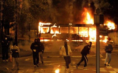 Η γαλλική ιντιφάντα σιγοκαίει στα προάστια του Παρισιού