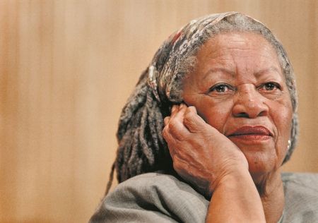 Τόνι Μόρισον (1931-2019): «Πεθαίνουμε, αλλά δημιουργούμε γλώσσα»