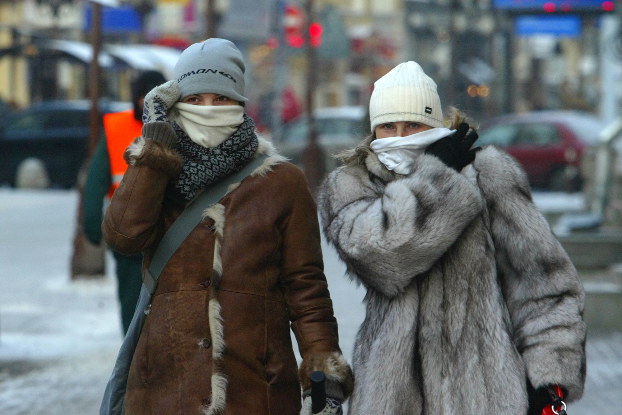 Климат в нашем городе суровый морозы начинаются. Тепло одетый человек. Люди зимой. Укутанный человек. Тепло одетые люди.