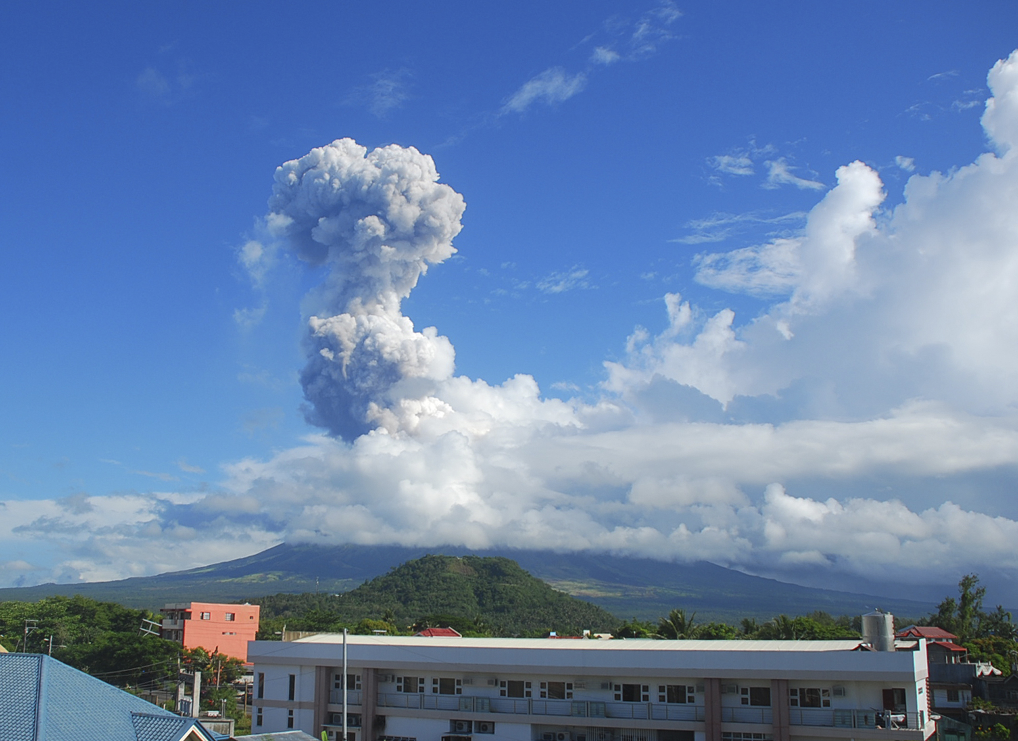 Φιλιππίνες: Πέντε νεκροί από έκρηξη ηφαιστείου