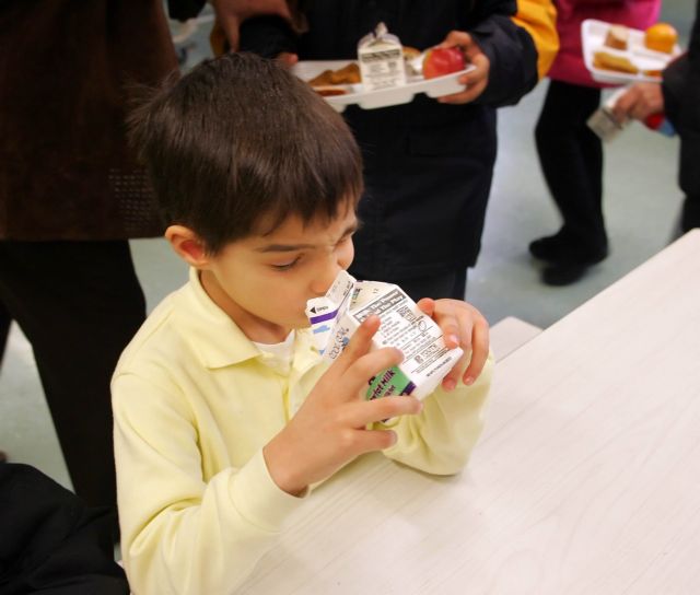 Από την Ελευσίνα αρχίζει η δωρεάν διανομή γάλακτος σε σχολεία