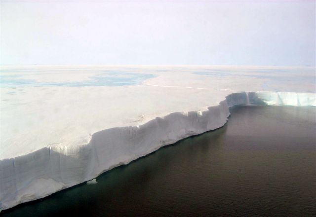 Γιγάντια πλάκα πάγου έτοιμη να καταρρεύσει στην Ανταρκτική
