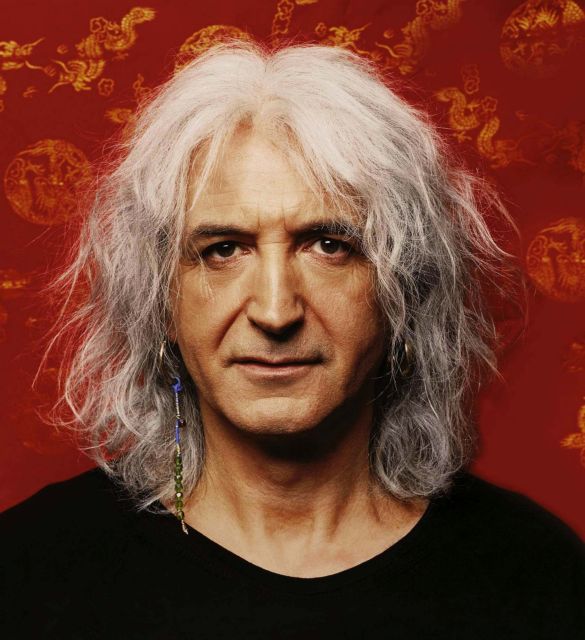 Τα δύο πρόσωπα του Νίκου Καρβέλα - ΤΟ ΒΗΜΑ